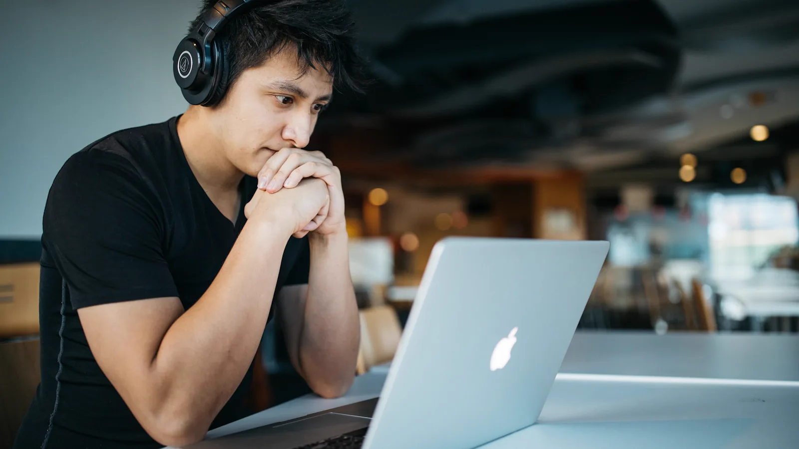 Deep work v době notifikací: jak si chránit pozornost