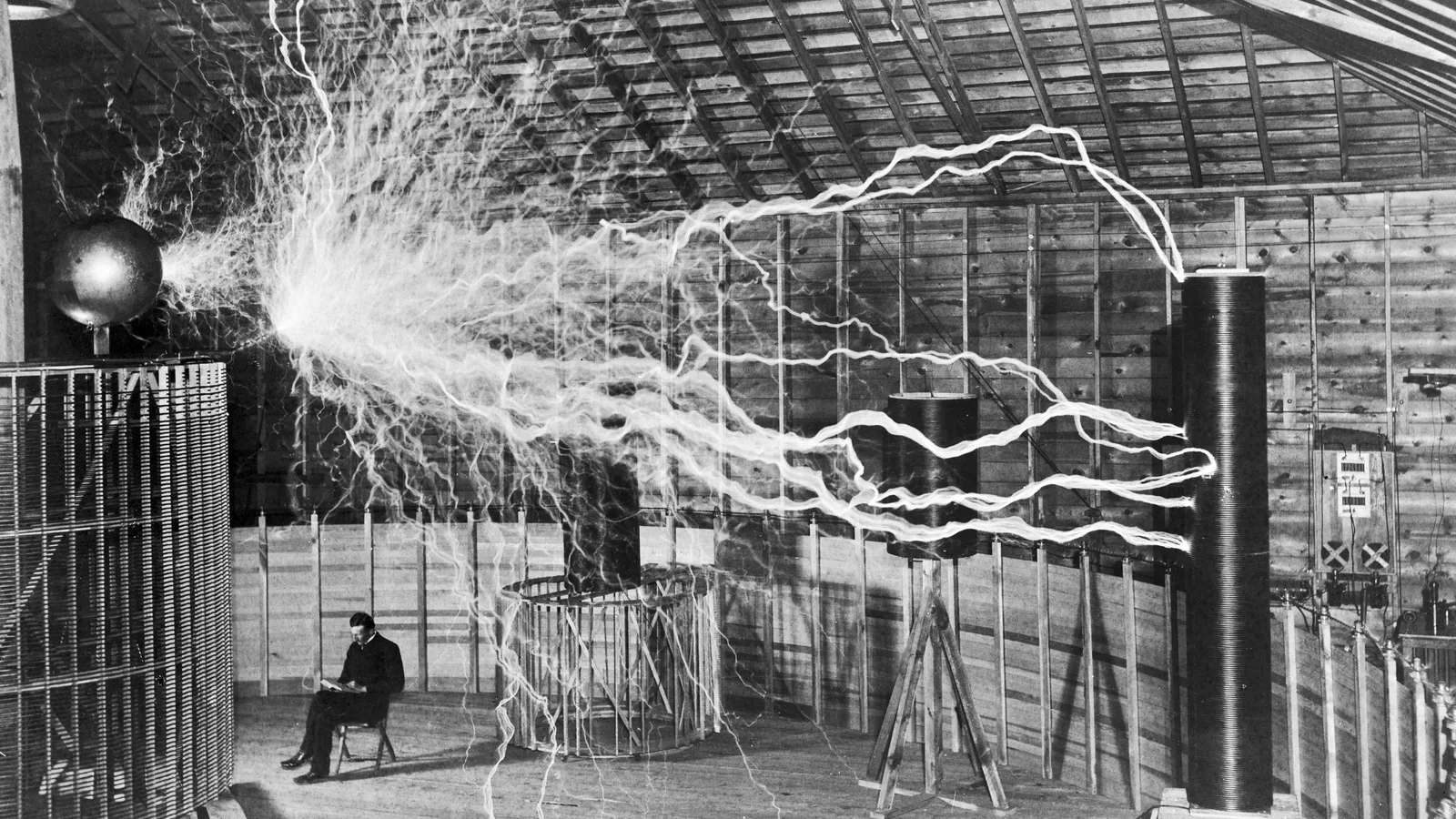 Nikola Tesla ve své laboratoři v Colorado Springs kolem roku 1899. Vynálezce, který často pracoval téměř sám.